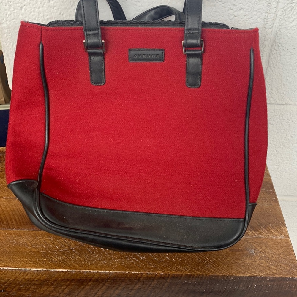 Avenues purse red